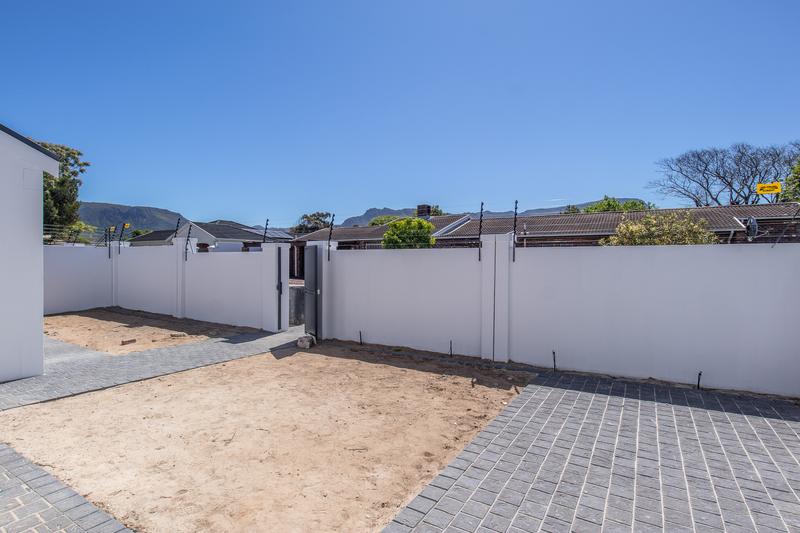 To Let 4 Bedroom Property for Rent in Meadowridge Western Cape